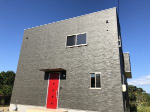ローコスト住宅山口宇部の外観、キューブ型の家の赤い玄関