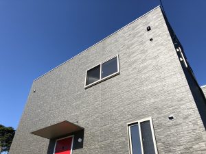 ローコスト住宅山口防府の赤い玄関のキューブ型の外観